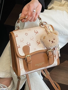 Sac à dos rétro avec imprimé élan et finitions en cuir brun avec un charmant ours en peluche