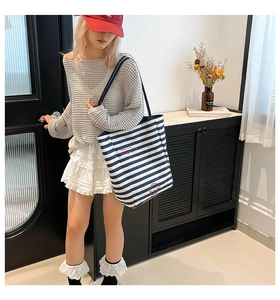 Sac fourre-tout en toile à rayures bleues et blanches avec slogan imprimé