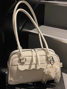 Sac bandoulière blanc brillant en similicuir avec breloque nœud en dentelle et style urbain