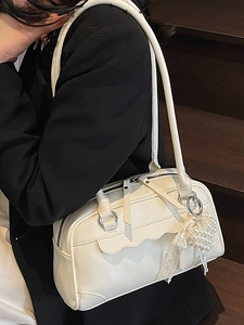 Sac Boston blanc crème de style coréen avec garniture argentée et breloque perle