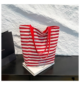 Détail du sac cabas en toile à rayures rouges et blanches avec broderie chien joyeux