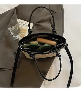 Vista interna della borsa a secchiello intrecciata beige con spazio per cellulare