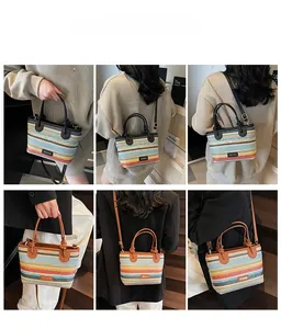 Viste multiple della borsa da spiaggia in paglia arcobaleno con manici in pelle e tracolla
