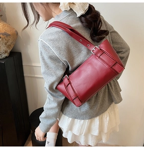 Sac sous le bras vintage rouge foncé avec boucles décoratives et texture cuir poli