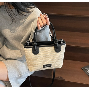 Dettaglio della trama intrecciata beige con finiture in pelle nera e logo Hefulin