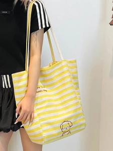 Grand sac cabas en toile à rayures jaunes et blanches avec motif de chien et texte
