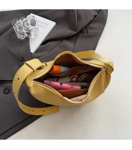Vue détaillée de l'intérieur du sac hobo jaune montrant sa grande capacité et ses accessoires