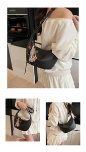 Détail du sac croissant en cuir grainé noir avec glands bohèmes colorés et perles