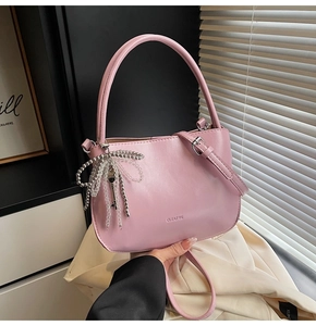 Détail du sac seau rose en PU avec gaufrage CLEAR OR et charm de perles en nœud