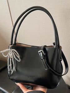 Sac seau noir brillant minimaliste avec charm coeur et bandoulière réglable