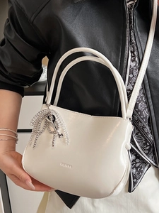 Sac seau sous l'aisselle blanc brillant minimaliste avec pampille coeur perlé argenté