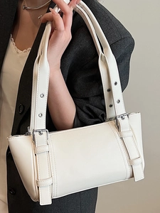 Sac sous le bras blanc en similicuir avec bandoulière à œillets pour un look urbain chic