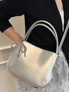 Sac seau en cuir métallisé argenté pour femme avec breloque nœud et logo CLEANTA