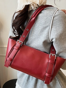 Sac sous le bras chic en cuir rouge brique avec boucles argentées et design rétro