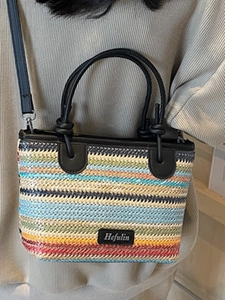 Mini borsa tote in paglia intrecciata a righe colorate con manici in pelle nera