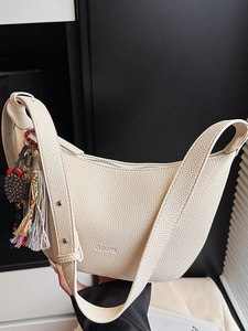 Sac à bandoulière hobo minimaliste en cuir grainé beige avec breloque cœur colorée