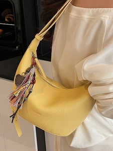 Sac sous le bras croissant jaune vif en cuir grainé avec pompons colorés et décor