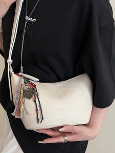 Sac croissant blanc cassé chic en cuir grainé avec pompons colorés et pendentifs