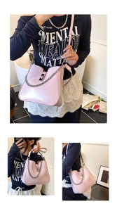 Detailansicht der rosa Lackledertasche mit Silberkette und Metall-Drehverschluss