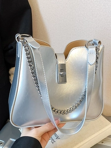 Silberne Metallic-Unterachseltasche mit V-Schnitt und Kette für den Sommer 2025