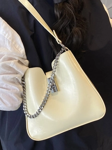 Retro-Unterarmtasche in Creme-Beige mit glänzendem Leder und silberner Kette