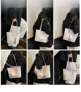 Collage di grandi borse tote chic che mostra stili a spalla e a mano in colori chiari