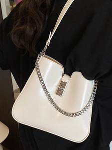 Weiße glänzende Schultertasche mit silbernem Drehverschluss und Metallkettenriemen für Damen