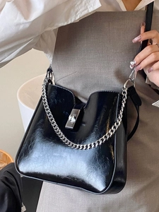 Glänzende schwarze Unterarmtasche mit Silberkette und Metallschloss für Mode-Styling