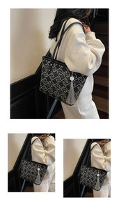 Dettaglio della borsa tote a motivi geometrici con nappa grigia e perla bianca decorativa