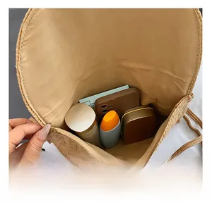 Vue détaillée de l'intérieur du sac en paille tressée avec espace pour les cosmétiques
