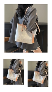 Dettaglio di una grande borsa tote crema con bordo rosa chiaro e ciondolo con nappina