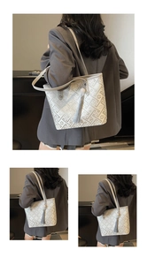 Dettaglio della borsa tote bianco sporco con motivi geometrici e nappa lunga decorativa