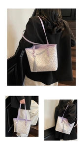 Dettaglio della borsa tote jacquard viola con tracolla in pelle e ciondolo con nappa