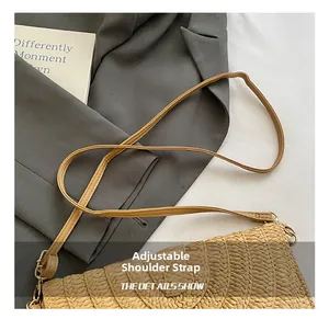 Détails de la bandoulière réglable en cuir PU et de la texture tressée du sac en paille