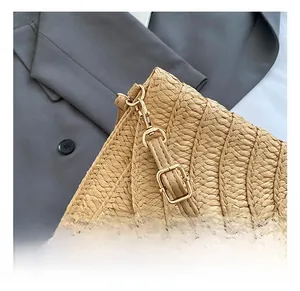 Gros plan détaillé des crochets métalliques dorés et de la texture tissée du sac en paille