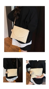 Détail du sac bandoulière en paille beige avec texture tissée et breloque pompon
