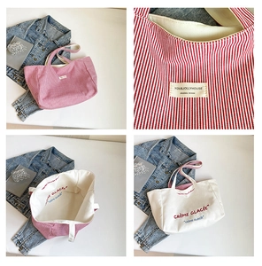 Détail du sac cabas en velours côtelé rayé rose et toile blanche avec broderie