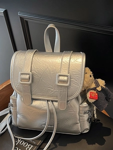 Sac à dos en cuir PU argenté plissé avec pendentif ours en peluche et boucles