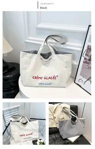 Détail de la broderie CRÈME GLACÉE sur sac fourre-tout en toile avec doublure rayée