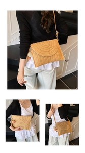 Détail d'un sac bandoulière en paille avec pompons colorés bohèmes et rabat design