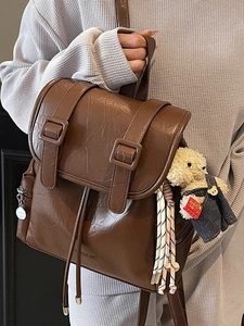 Sac à dos rétro en cuir PU marron foncé avec boucles vintage et un pendentif ours mignon