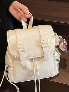 Sac à dos minimaliste en cuir PU blanc crème pour femme avec rabat et breloque ours mignonne