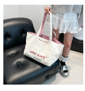 Détail de la broderie française sur le sac cabas en toile crème avec doublure rayée