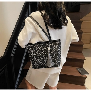 Vista dettagliata della borsa tote grande con motivo geometrico e nappa decorativa