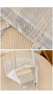 Detailansicht der Blumenstickerei auf blauer Tüll-Tasche mit innerem Reißverschlussfach