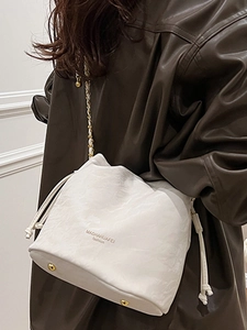White ruched bucket bag with gold chain strap and MASHAHUAFEI fashion lettering for women