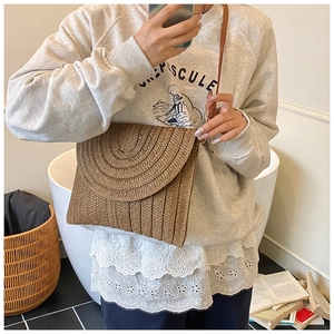 Sac à bandoulière en paille tressée marron avec lanière en cuir et motif circulaire