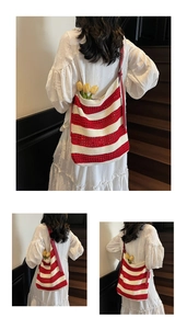 Détail du sac cabas en tricot rayé rouge et blanc avec bandoulière en cuir et tissage ajouré