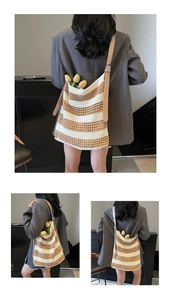 Détail d'un sac cabas tissé rayé avec bandoulière en cuir et décoration tulipe élégante