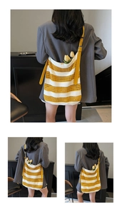 Détail du sac fourre-tout en tricot à rayures jaunes et blanches et bandoulière
